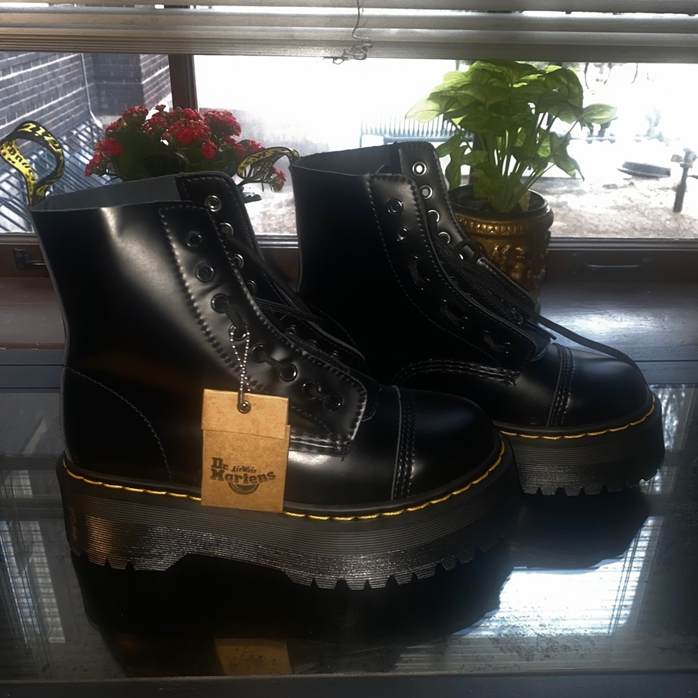 Dr Martens Sinclair/smooth leather platform/never worn/open to trade for size 10